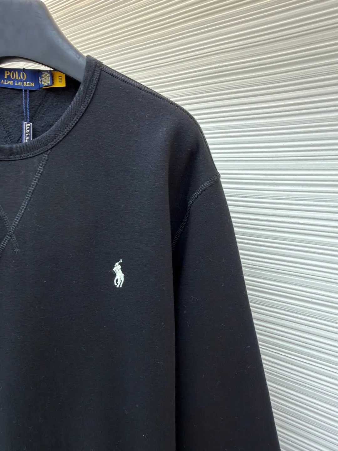 Ralph Lauren logo embroidered sweatshirt ●Original version: Purchased and developed at 1690 ●Item No.: 1681540-A15 ●Fabric: Cloud-like honey cotton fleece sweatshirt fabric ●Technology: Made by Hasuo ●Color: Black ●Version: Fitted version ●Weight: about 430 grams ●Size: S-M-L-XL ●Description: Customized cloud-like honey cotton fleece sweatshirt material, delicate touch, comfortable and skin-friendly, based on matte gray Comes with a layer of soft light filter. Exquisite indigo pony logo is embellished. It is highly recognizable. It has a breath of freedom and vitality. A symphony of pure and smart colors. It outlines a high-end outline with extreme simplicity. It becomes the smart focus of the vision. Shows taste in silence and adopts imported machine embroidery technology. Uses advanced computer control system and precision mechanical components to realize the iconic pony embroidery operation. High precision. The lines are smooth and delicate, using the Hasuo process. Sewing on a specific machine. The high fastness of Haha thread adds visual effects. It is time-consuming and labor-intensive, and the fabrics are washed. It has a better hand feel and texture. It is not easy to deform, shrink or fade. It maintains long-term beauty. The overall wiring is straight and delicate, the fabric is comfortable and soft, and the color is consistent without color difference. It can be matched with the same style to create a fashionable look and control various occasions. Customized accessories, complete with three standards, same style for men and women!